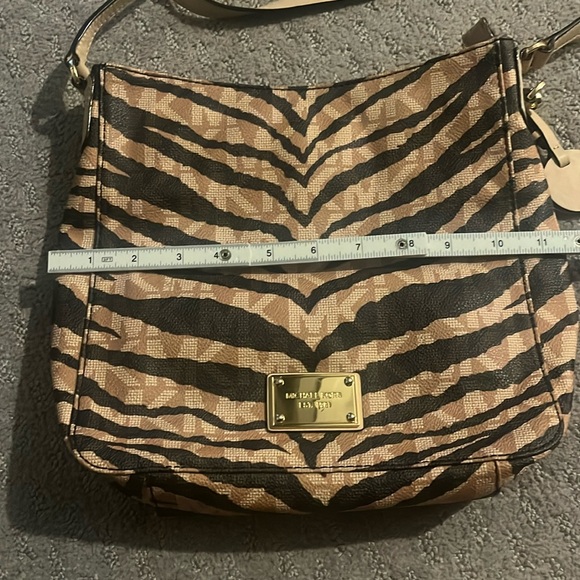 Michael Kors print crossbody and matching wallet - Picture 11 of 13